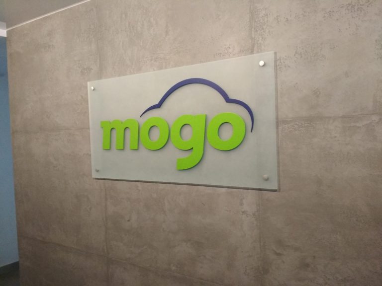 Плоская интерьерная вывеска.