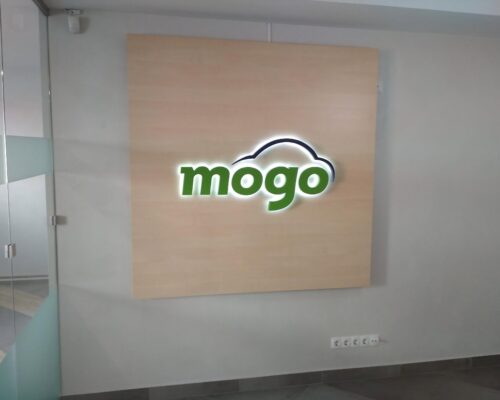 Интерьерная рекламная вывеска: Объемные буквы с контражурной подсветкой на деревянной панели — Mogo