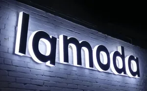 наружная вывеска с логотипом