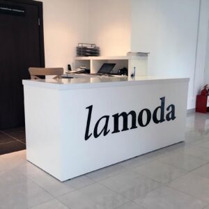 вывеска на фасаде здания