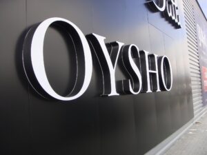 рекламная вывеска с подсветкой