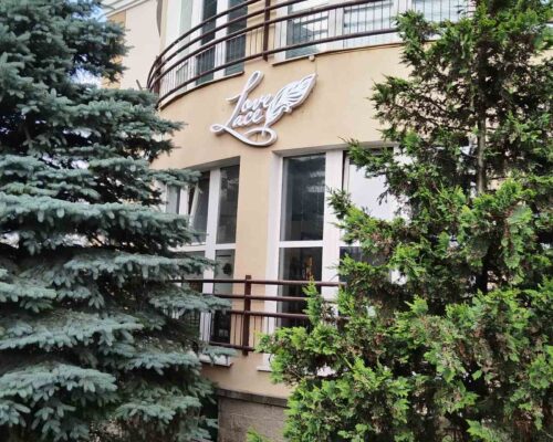 Оформление наружной световой вывески: Love lace